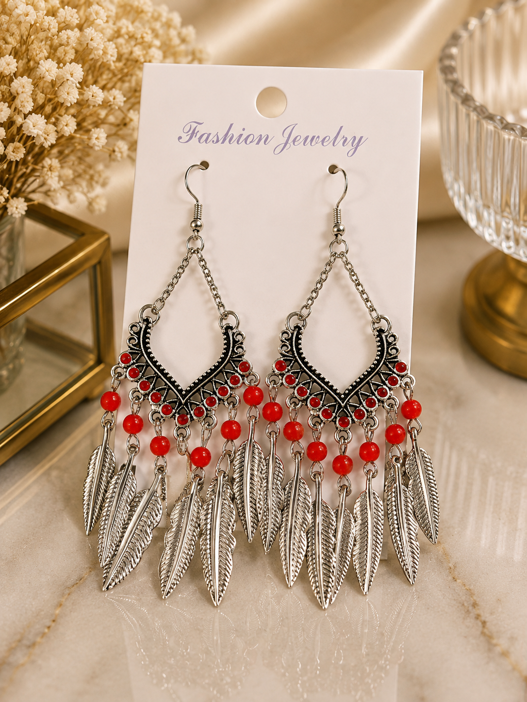 Aretes de fantasía bohemios con cuentas rojas y plumas