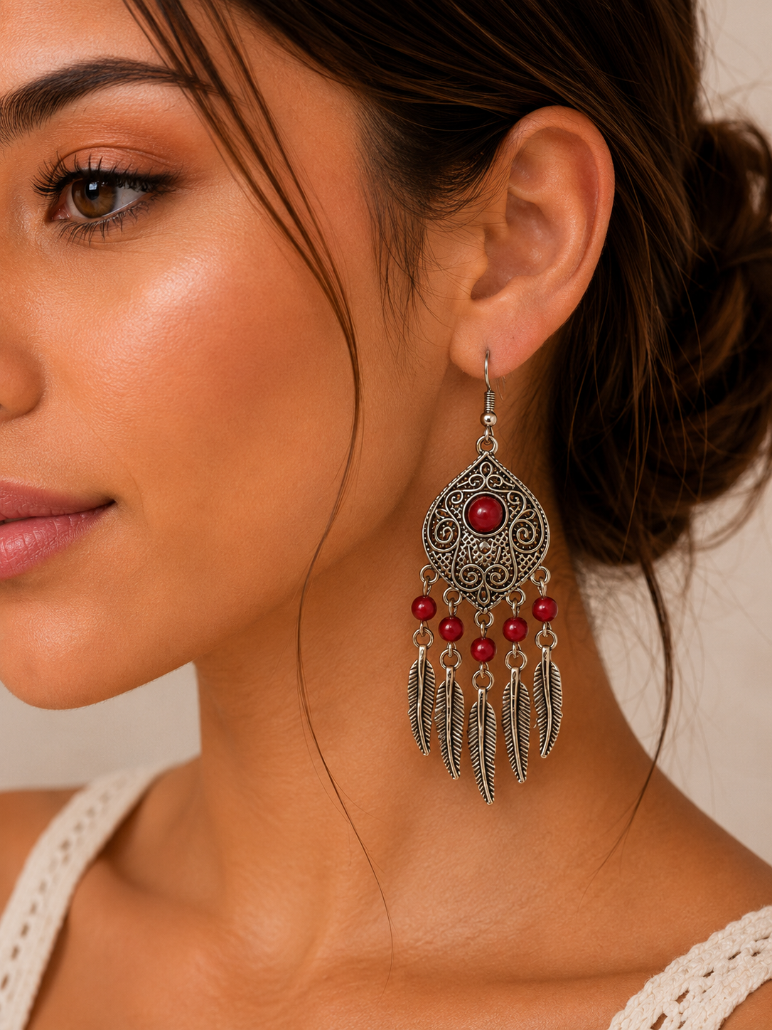 Aretes de fantasía bohemios con cuentas rojas y plumas