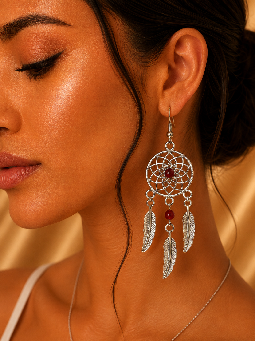 Aretes de fantasía estilo atrapasueños con detalles rojos