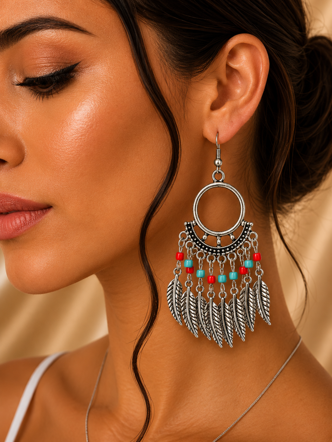 Aretes de fantasía bohemios con cuentas rojas, turquesa y plumas