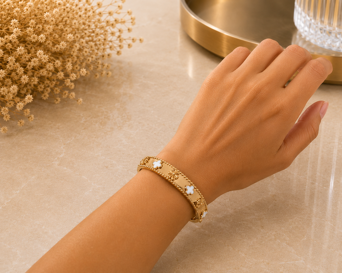 BRAZALETE ACERO FLOR BLANCA Y DORADA