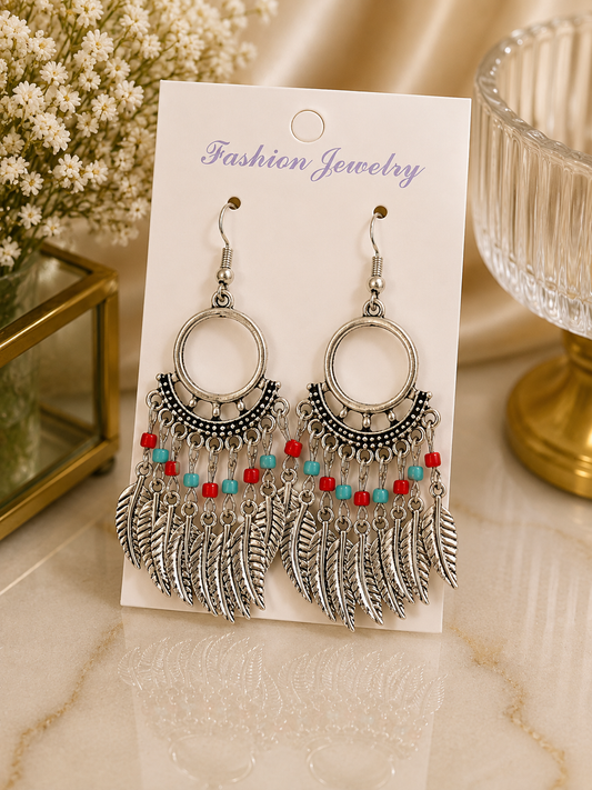 Aretes de fantasía bohemios con cuentas rojas, turquesa y plumas