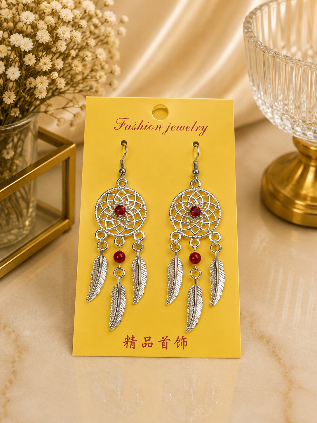 Aretes de fantasía estilo atrapasueños con detalles rojos