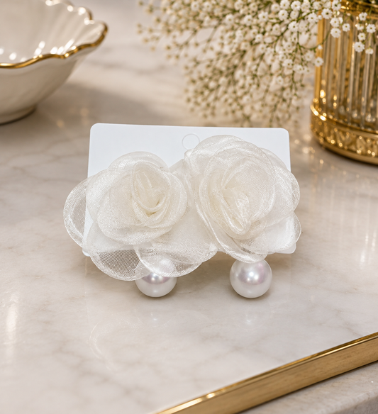 Aretes de fantasía con rosas de organza y perlas