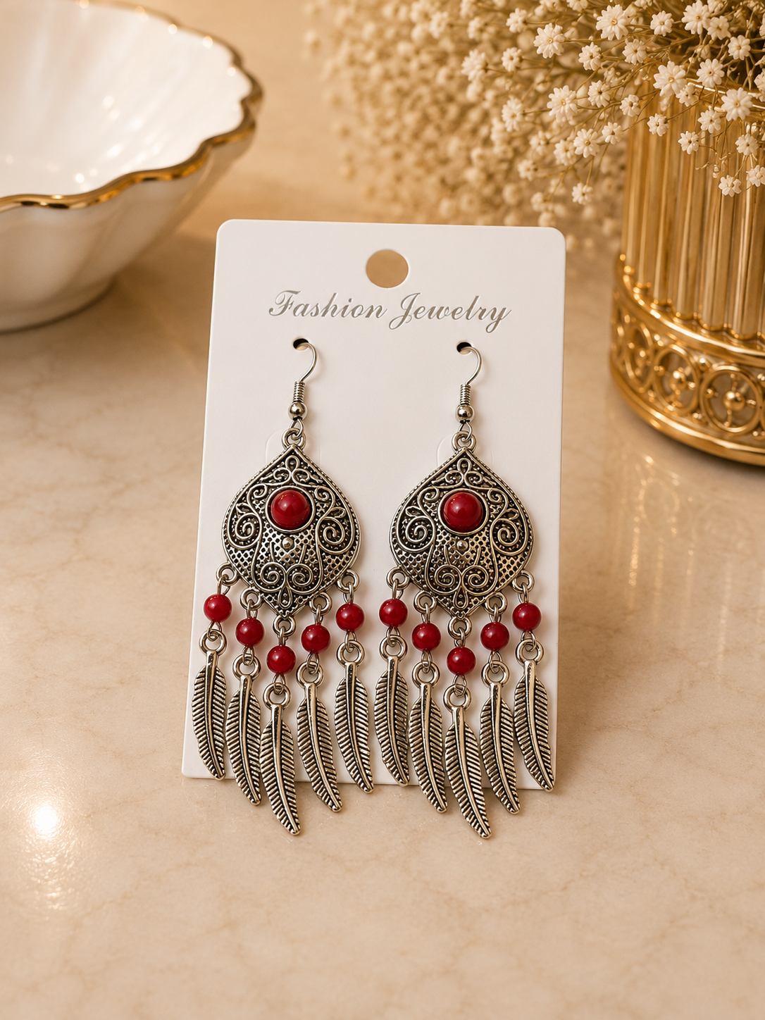Aretes de fantasía bohemios con cuentas rojas y plumas