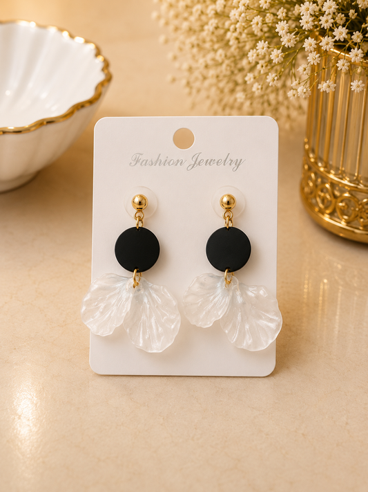 Aretes de fantasía con pétalos nacarados y detalle negro