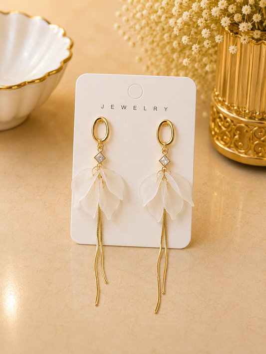 Aretes largos de fantasía con pétalos y cadenas doradas