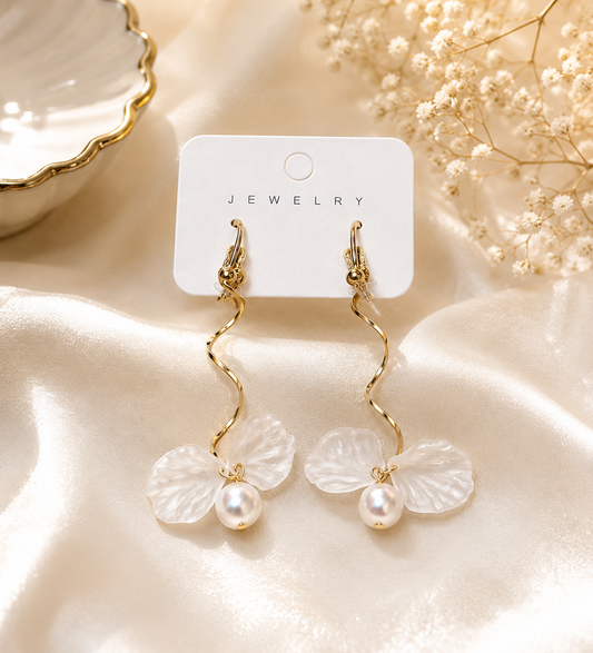 Aretes largos de fantasía con espiral dorada, pétalos y perla