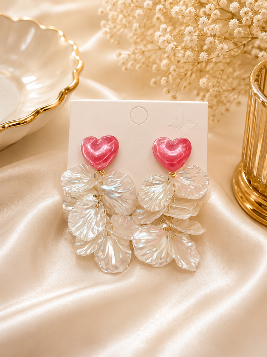 Aretes de fantasía con corazón rosa y pétalos nacarados