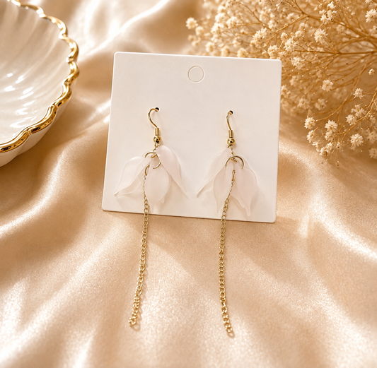 Aretes largos de fantasía con pétalos y cadena dorada