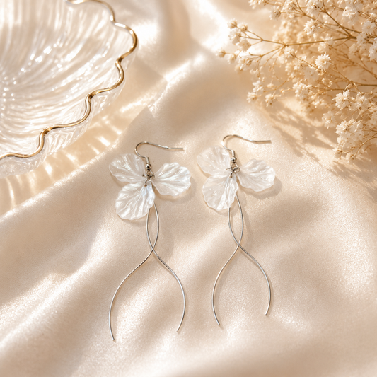 Aretes largos de fantasía con pétalos nacarados