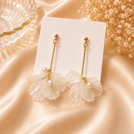 Aretes largos de fantasía con pétalos nacarados