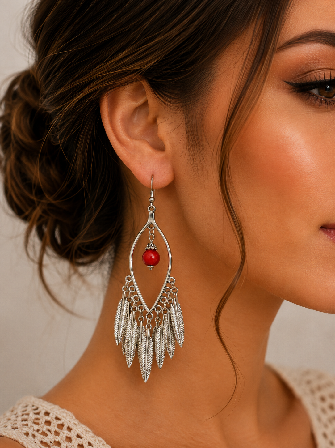 Aretes de fantasía bohemios con cuenta roja y plumas
