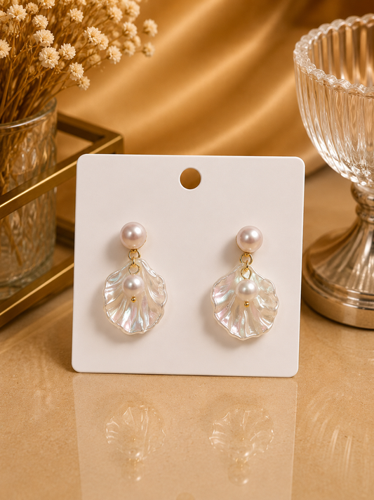 Aretes de fantasía con perlas y concha nacarada