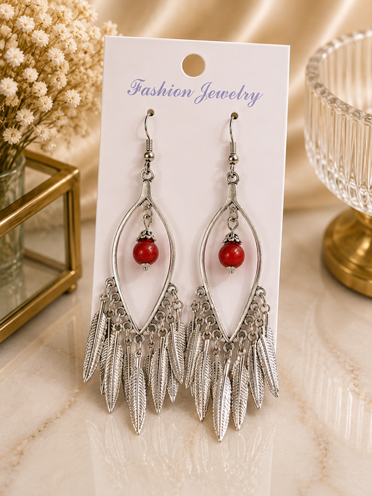 Aretes de fantasía bohemios con cuenta roja y plumas